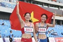 Nguyễn Thị Huyền (563) ăn mừng cùng đồng đội Nguyễn Thị Ngọc (568) sau khi 2 vận động viên Việt Nam lần lượt giành Huy chương Vàng và Huy chương Đồng nội dung chạy 400m vượt rào nữ ngày 11/5. (Ảnh: TTXVN)