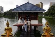 Khách du lịch đến thăm ngôi đền Phật giáo Gangaramaya ở Colombo, Sri Lanka, ngày 2/7/2023. (Ảnh: Reuters) 