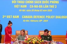 Thứ trưởng Quốc phòng, Thượng tướng Hoàng Xuân Chiến và bà Stefanie Beck, Thứ trưởng Quốc phòng Canada ký Biên bản Đối thoại chính sách quốc phòng Việt Nam-Canada lần thứ 3. (Ảnh: TTXVN)