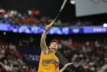 Kunlavut Vitidsarn thi đấu trong trận tranh huy chương vàng đơn nam cầu lông Olympic Paris 2024 với Viktor Axelsen, Porte de La Chapelle Arena, Paris, Pháp, ngày 5/8/2024. (Ảnh: Reuters) 