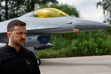 Tổng thống Ukraine Volodymyr Zelenskiy phát biểu bên cạnh những chiếc máy bay chiến đấu F-16 của lực lượng không quân Ukraine, tại một địa điểm không được tiết lộ, Ukraine, ngày 4/8/2024. (Ảnh: Reuters)
