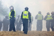 Cảnh sát Anh ứng phó một cuộc biểu tình chống nhập cư tại Rotherham, ngày 4/8/2024. (Ảnh: Reuters) 