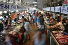 Người nghèo có nhiều khả năng bị ảnh hưởng nặng nề nhất do tỷ lệ chi phí năng lượng và thực phẩm trong ngân sách của họ cao hơn so với các nhóm thu nhập khác. (Ảnh minh họa: ADB)
