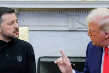 Tổng thống Mỹ Donald Trump (phải) hội đàm với Tổng thống Ukraine Volodymyr Zelensky tại Nhà trắng, ngày 28/2/2025. (Ảnh: Reuters/TTXVN)