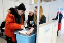 Cử tri tham gia bỏ phiếu trong cuộc bầu cử Estonia, ngày 5/3/2023. (Nguồn: Reuters)