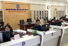 Hoạt động nghiệp vụ tại Chi cục Hải quan cửa khẩu cảng Hòn Gai.