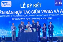 Ông Nguyễn Ngọc Điệp, Chủ tịch Hội Cấp thoát nước Việt Nam và ông Shantanu Chakraborty, Giám đốc quốc gia ADB tại Việt Nam trao biên bản ghi nhớ. (Ảnh: ADB)