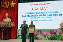 Báo Quân đội nhân dân điện tử vinh dự đón nhận Bằng khen của Thủ tướng Chính phủ nhân kỷ niệm 20 năm ngày xuất bản. (Ảnh: TRUNG HƯNG)