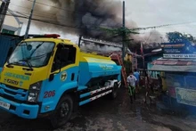 Lực lượng cứu hỏa được triển khai tới dập đám cháy tại thành phố Muntinlupa, Philippines. (Nguồn: Inquirer)
