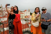 Khách du lịch thăm khu phố Alfama ở Lisbon, Bồ Đào Nha, ngày 6/6/2024. (Ảnh: Reuters) 