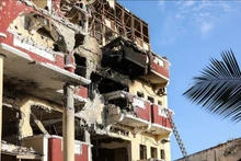 Cảnh đổ nát sau vụ tấn công và bắt cóc con tin do các tay súng Al-Shabaab tiến hành tại khách sạn Hayat ở thủ đô Mogadishu, Somalia, ngày 21/8/2022. (Ảnh: AFP/TTXVN)