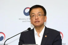Bộ trưởng Tài chính Choi Sang Mok, người đảm nhiệm vai trò quyền Tổng thống Hàn Quốc sau khi ông Han Duck Soo bị luận tội. (Ảnh: Yonhap/TTXVN)
