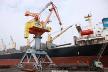Bốc xếp hàng hóa tại Cảng Hải Phòng. (Ảnh: LÂM KHÁNH)