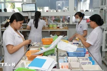 Cấp phát thuốc cho bệnh nhân. (Ảnh: TTXVN) 