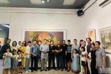 Đại diện nhóm nghệ sĩ cùng bạn bè, người thân tại lễ khai mạc triển lãm. (Ảnh: TRUNG HƯNG)