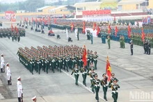 Các cán bộ, chiến sĩ lực lượng vũ trang tham gia tổng hợp luyện cho Đại lễ 30/4. (Ảnh: THIÊN VƯƠNG) 