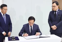 Phó Thủ tướng, Bộ trưởng Ngoại giao Bùi Thanh Sơn ghi sổ tang chia buồn tại Đại sứ quán Hàn Quốc. (Ảnh: Bộ Ngoại giao) 