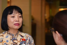 Đại biểu Nguyễn Thị Việt Nga trao đổi với báo chí bên hành lang Quốc hội. (Ảnh: THỦY NGUYÊN) 