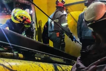 Lính cứu hỏa nỗ lực giải cứu các thợ mỏ sau vụ nổ ngày 15/3/2023. (Nguồn: AFP)
