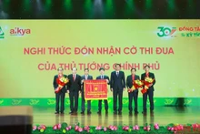 Phó Chủ tịch Ủy ban nhân dân tỉnh Trà Vinh Nguyễn Quỳnh Thiện, (thứ ba bên phải), thừa ủy quyền của Thủ tướng Chính phủ, trao Cờ Thi đua xuất sắc năm 2021 cho tập thể Công ty cổ phần Dược phẩm Trà Vinh.
