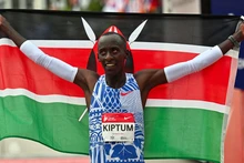 Kelvin Kiptum ăn mừng sau khi lập kỷ lục thế giới mới với thời gian 2:00:35 tại giải marathon Chicago 2023, ngày 8/10/2023. (Ảnh: USA TODAY Sports/Reuters) 