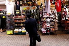 Hàng hóa trưng bày tại 1 cửa hàng ở khu mua sắm Ameyoko, Tokyo, Nhật Bản, ngày 20/5/2022. (Ảnh: Reuters)