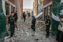 Cảnh sát gác tại hiện trường một vụ đánh bom ở tỉnh Peshawar, Pakistan. (Ảnh tư liệu: AFP/TTXVN)