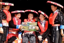 Tăng cường tuyên truyền để người dân thấy được lợi ích của dịch vụ công trực tuyến là một trong những giải pháp để nâng cao nhận thức và tăng khả năng tiếp cận các dịch vụ này cho người dân, trong đó có người dân tộc thiểu số. (Ảnh: baocaobang.vn)