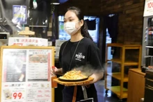 Lương tối thiểu ở Nhật Bản sẽ tăng thêm gần 50% theo lộ trình tăng lương trong 1 thập kỷ tới. (Ảnh minh họa: Nikkei Asia)