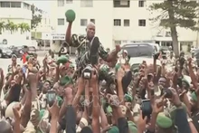 Tư lệnh Lực lượng Vệ binh Cộng hòa Gabon, Tướng Brice Oligui Nguema (giữa). (Hình ảnh chụp qua video: AFP/TTXVN)