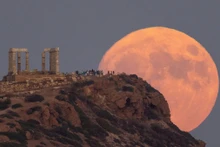 Siêu trăng mọc phía sau ngôi đền cổ Poseidon ở Cape Sounion, Hy Lạp, ngày 30/8/2023. (Ảnh: Reuters) 