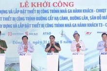Thủ tướng Phạm Minh Chính và các đồng chí lãnh đạo thực hiện nghi thức khởi công 3 dự án. 