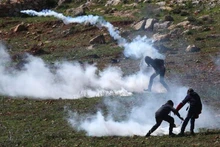 Người biểu tình Palestine xung đột với binh sĩ Israel tại làng Beit Dajan, khu Bờ Tây ngày 17/2/2023. (Ảnh: THX/TTXVN)