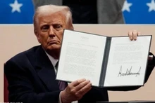 Tân Tổng thống Mỹ Donald Trump ký sắc lệnh sau lễ nhậm chức tại Washington, DC ngày 20/1/2025. (Ảnh: Getty Images/TTXVN)