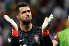 Diogo Costa xúc động sau khi giúp đội nhà giành chiến thắng trên chấm luân lưu để đoạt vé vào tứ kết. (Ảnh: Reuters)