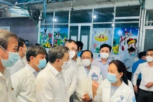Giáo sư, Tiến sĩ Trần Văn Thuấn, Thứ trưởng Y tế kiểm tra công tác thu dung điều bệnh sởi tại Bệnh viện Nhi đồng 1. (Ảnh: CHI MAI)