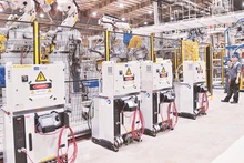 Sử dụng robot trong sản xuất và lắp đặt ô-tô ở Công ty TNHH Sản xuất và kinh doanh VinFast thuộc Tập đoàn Vingroup. Ảnh | ĐỨC ANH