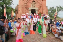 Tác giả trước cổ tháp Pô Kluang Garai ở thành phố Phan Rang.