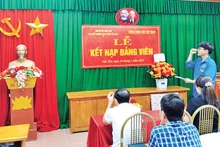 Học sinh Trường THPT Việt Yên số 1 đọc lời tuyên thệ tại Lễ Kết nạp đảng viên.