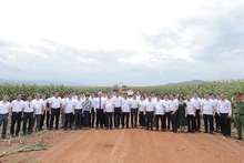 Các cán bộ lớp Bồi dưỡng, cập nhật kiến thức, kỹ năng đối với cán bộ quy hoạch Ủy viên Trung ương Đảng khóa XIV thăm cánh đồng Đông Hiếu, nơi TH ứng dụng các công nghệ và máy móc nông nghiệp hiện đại, giá trị cao hàng đầu thế giới vào hoạt động canh tác.