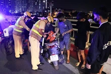 Nhiều thanh niên không đội mũ bảo hiểm, điều khiển xe mô-tô rú ga, lạng lách trên đường Trịnh Văn Bô đã bị lực lượng CSGT dừng phương tiện kiểm tra. Ảnh | MINH PHƯƠNG