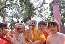 Tới với Triển lãm, tất cả khách tham quan đều háo hức trải nghiệm công nghệ thực tế hỗn hợp để tìm hiểu rõ hơn về Hà Nội với những cột mốc lịch sử đáng nhớ.