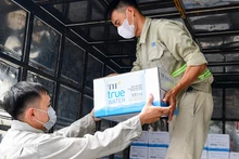 Ngay sau Lễ phát động của Ủy ban Trung ương Mặt trận Tổ quốc Việt Nam, những chuyến xe đầy ắp những chai nước tinh khiết TH true WATER đã lên đường đến với bà con vùng lũ.