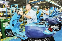 Công nhân Công ty TNHH Piaggio Việt Nam (Khu công nghiệp Bình Xuyên, tỉnh Vĩnh Phúc) lắp ráp xe máy. Ảnh | TRẦN HẢI