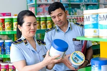 Lực lượng quản lý thị trường tỉnh Thanh Hóa kiểm tra các sản phẩm sữa đang kinh doanh trên địa bàn huyện Hoằng Hóa. Ảnh | LÊ NAM