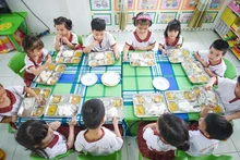 Dinh dưỡng hợp lý trong bữa ăn học đường góp phần giúp trẻ phát triển toàn diện cả về thể chất và tinh thần.