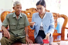 Già làng K’Diệp kể về những kỷ vật cất giữ cẩn thận hàng chục năm qua.