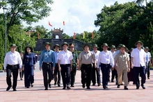 Thủ tướng Phạm Minh Chính dâng hương tưởng niệm tại Di tích Thành cổ Quảng Trị