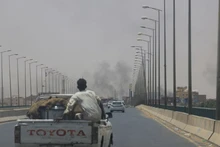 Khói bốc lên từ Omdurman khi xảy ra đụng độ giữa quân đội và RSF, ngày 15/4/2023. (Ảnh: Reuters)