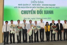 Lãnh đạo tỉnh Phú Yên và Bộ Tài nguyên và Môi trường tặng hoa cho Ban Chủ nhiệm Câu lạc bộ Báo chí phát triển xanh hướng đến Net Zero.